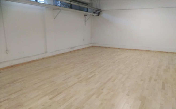 楓樺木木地板籃球館**是多少錢？