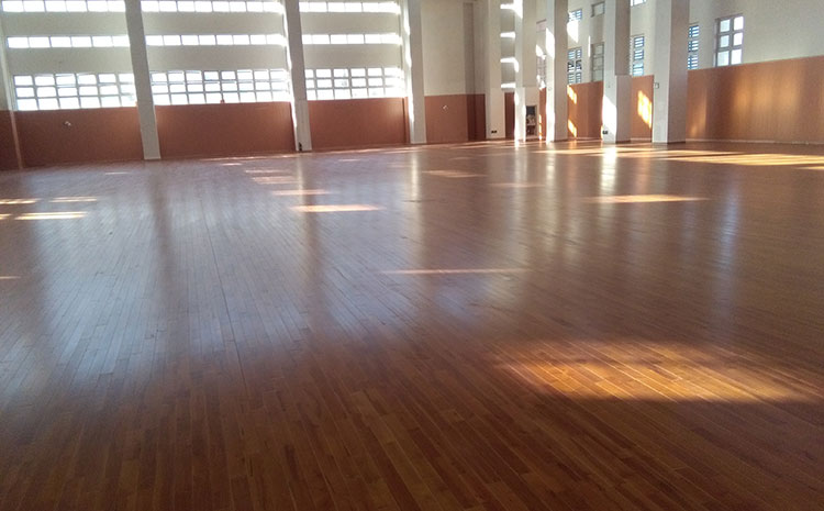 橡膠木體育地板的防潮膜有哪些作用？