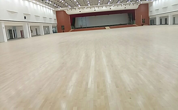 羽毛球館運(yùn)動(dòng)木地板的好壞可以從外觀判斷嗎？