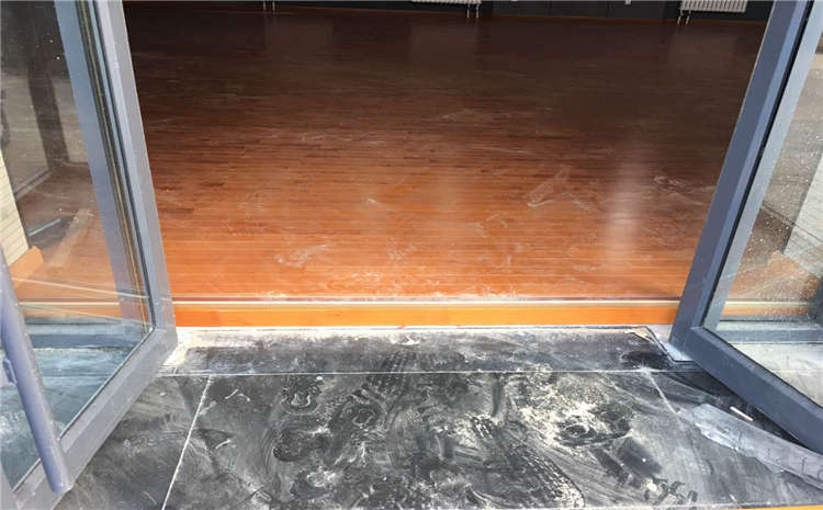 怎么才能避免籃球木地板出現(xiàn)劃痕-