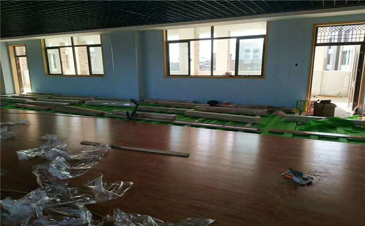 什么是籃球場(chǎng)木地板打磨翻新？