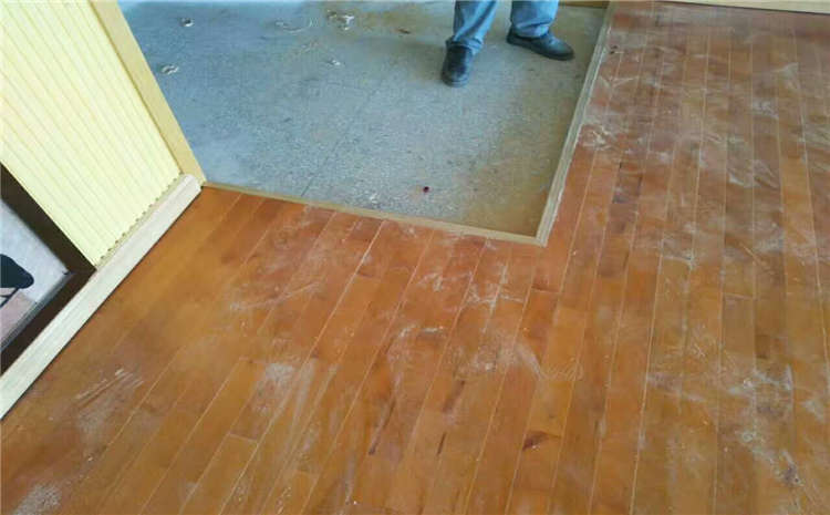 楓木風(fēng)雨操場地板造價(jià)是的多少？