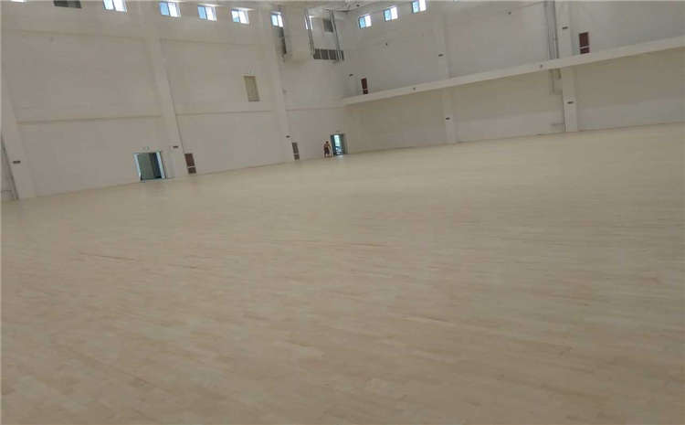 學(xué)校NBA籃球場(chǎng)木地板造價(jià)是的多少？