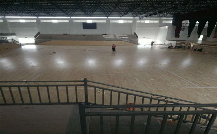 學?；@球場地木地板翻新施工