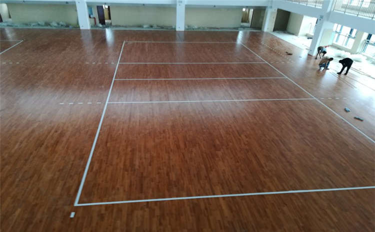 如何簡單辨別硬木企口運(yùn)動木地板的好壞？