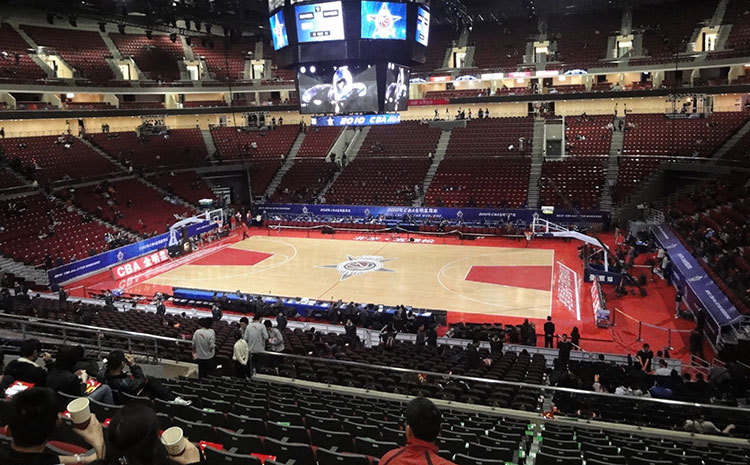 體育木地板變色的鍋誰來背？