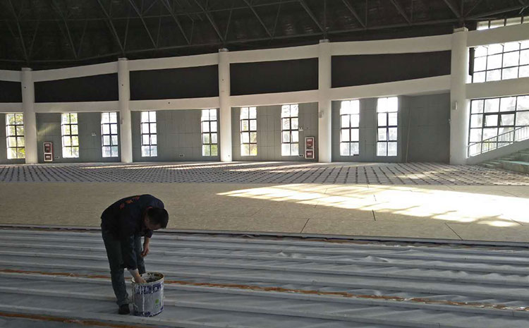 關(guān)于籃球木地板色差的問題