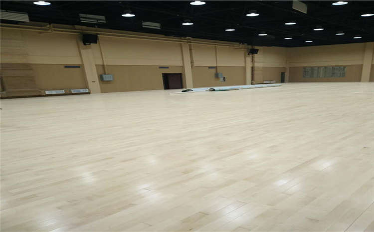 籃球館運動木地板為什么會出現(xiàn)板邊破損現(xiàn)象？