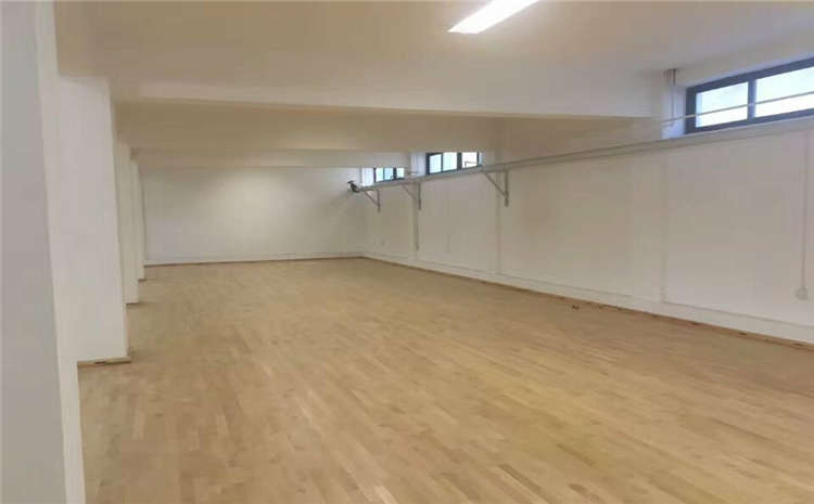 體育木地板變色的鍋誰(shuí)來(lái)背？