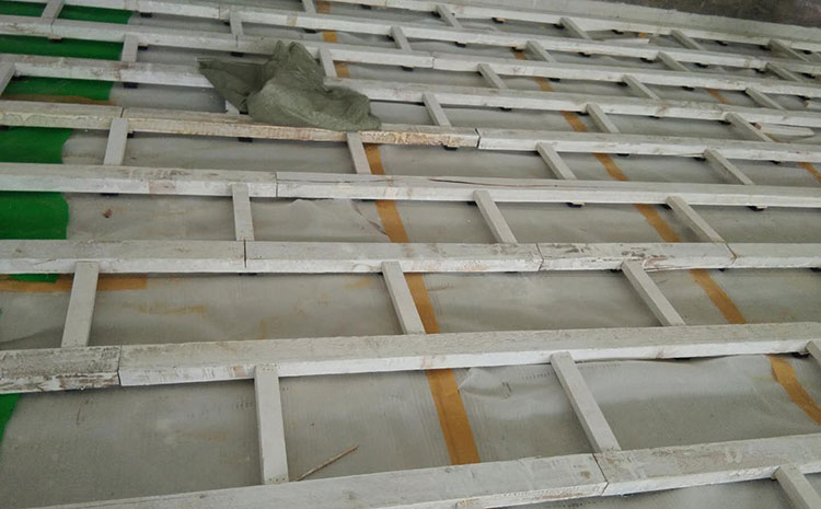 羽毛球館運(yùn)動木地板踢腳線的安裝流程