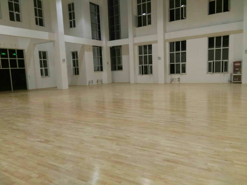 實(shí)木運(yùn)動(dòng)地板