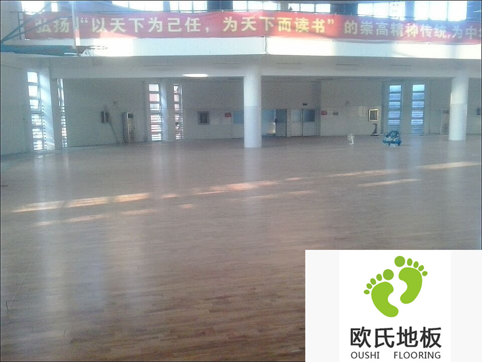如何選擇籃球館地板