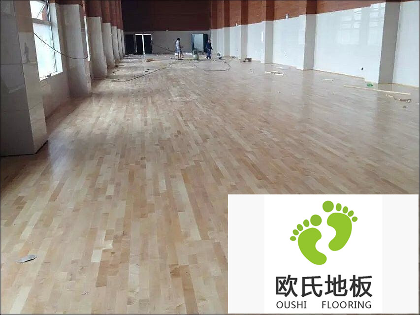 選購(gòu)實(shí)木運(yùn)動(dòng)地板時(shí)應(yīng)注意些什么？