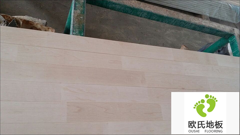 從廠(chǎng)家采購(gòu)籃球館實(shí)木地板的優(yōu)勢(shì)