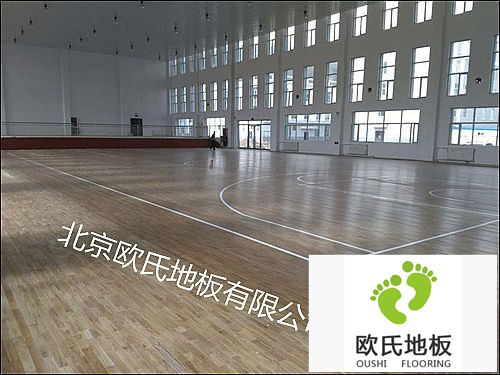 籃球館運動木地板場地劃線的工藝方法